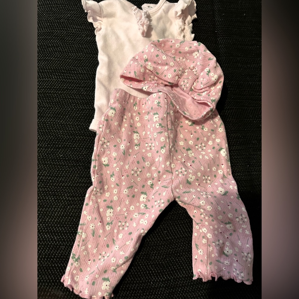 Girl floral 3-piece onesie set with hat. 0-3 months